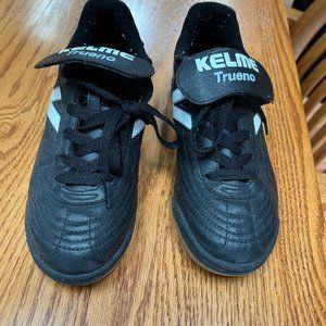 KELME INDOOR SOCCER SHOES.